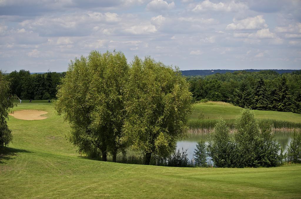 Golf Hotel De Mont Griffon Luzarches Exterior photo