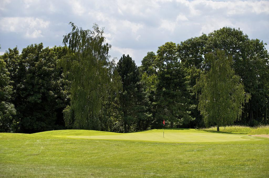 Golf Hotel De Mont Griffon Luzarches Exterior photo