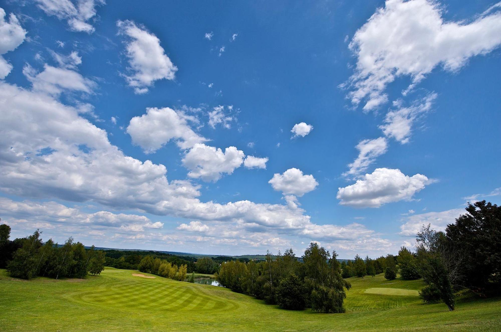 Golf Hotel De Mont Griffon Luzarches Exterior photo