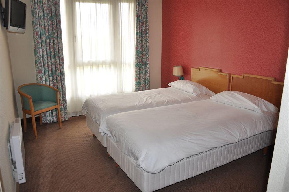 Golf Hotel De Mont Griffon Luzarches Exterior photo