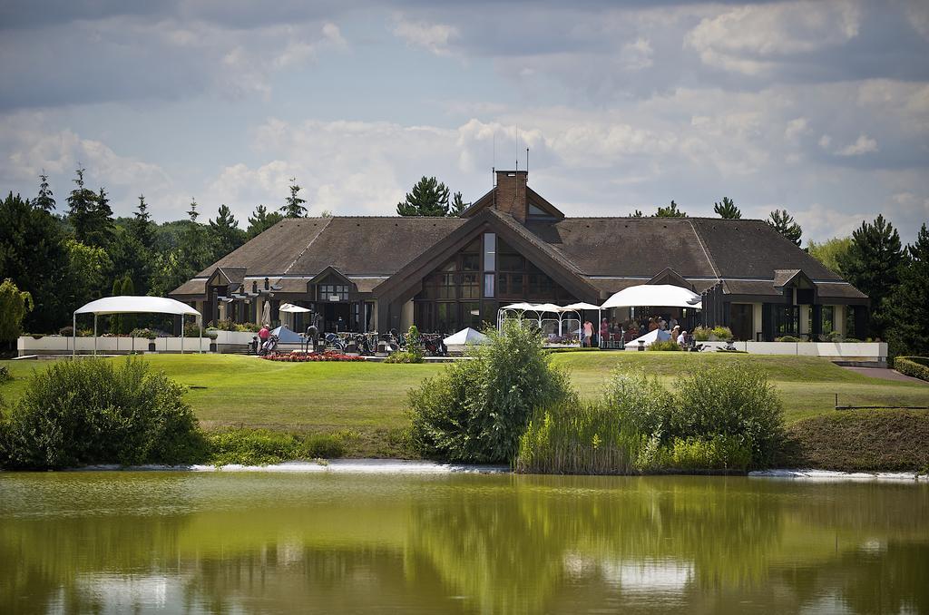 Golf Hotel De Mont Griffon Luzarches Exterior photo